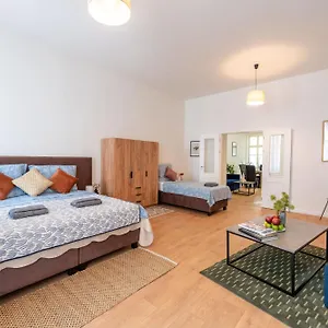 Retreat Downtown Apart Otel